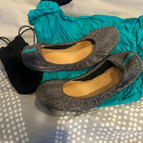 Tieks Gray patent croc size 8 like new - Picture 1 of 5